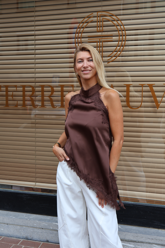 Top Leandra Brown